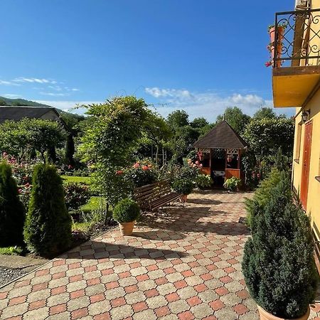 Квітковий Двір Golubinoye Esterno foto
