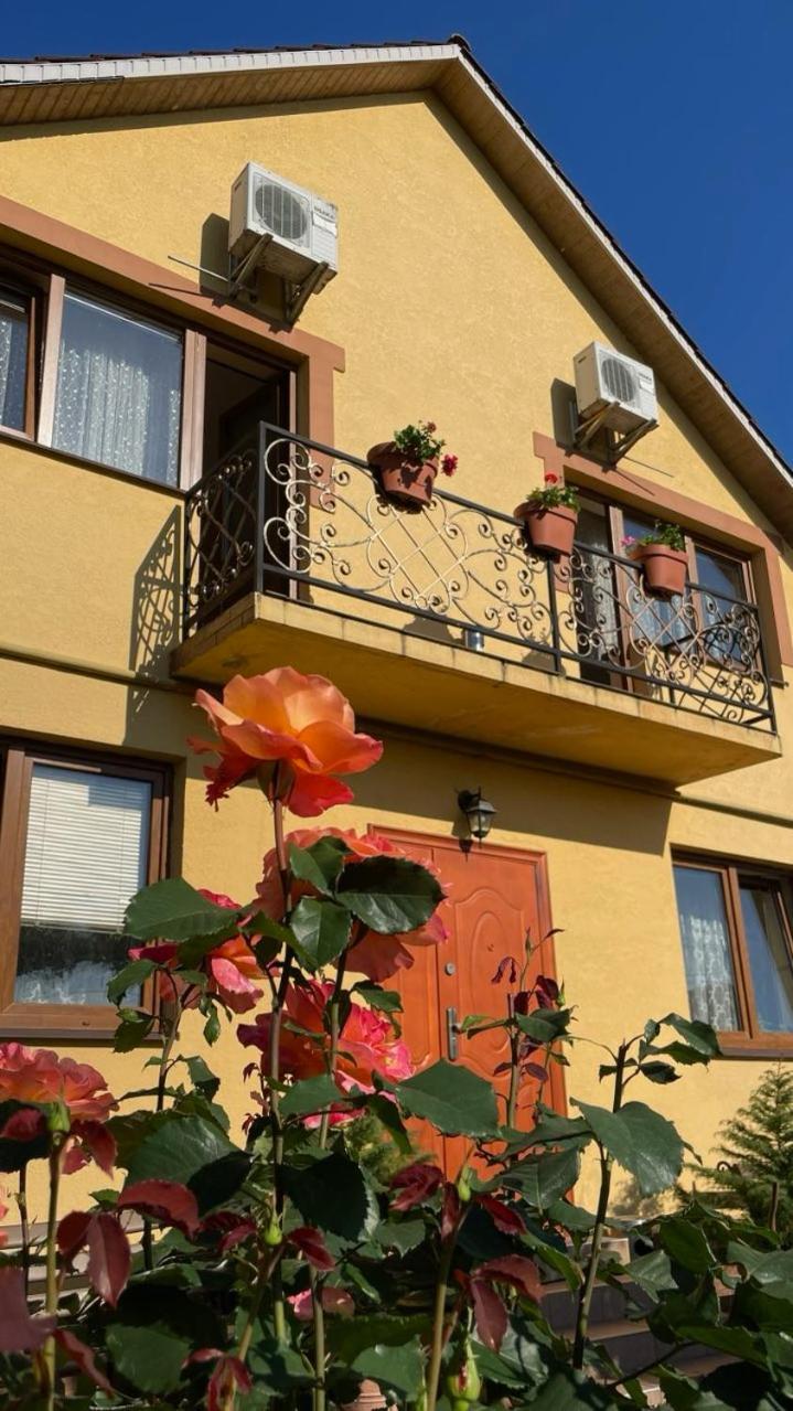 Квітковий Двір Golubinoye Esterno foto
