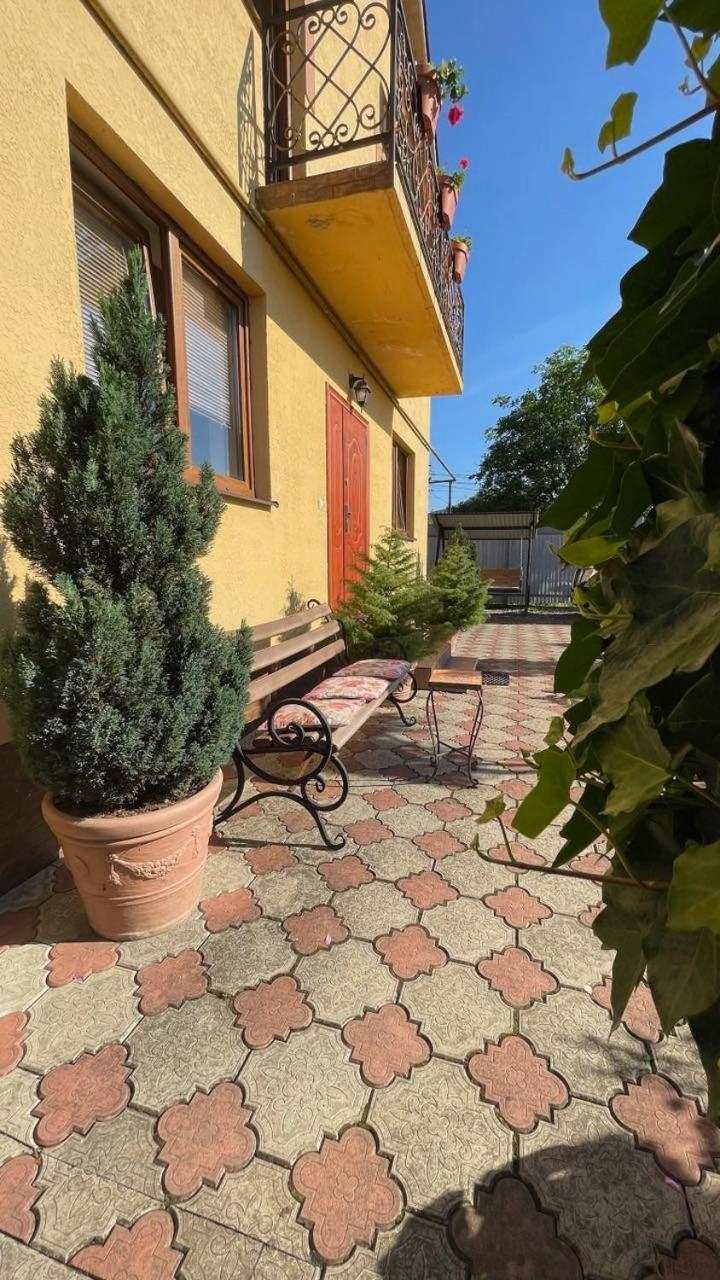 Квітковий Двір Golubinoye Esterno foto