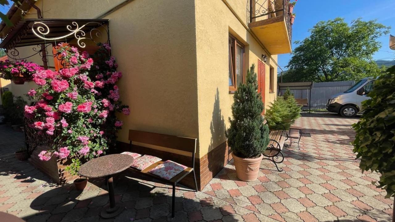 Квітковий Двір Golubinoye Esterno foto
