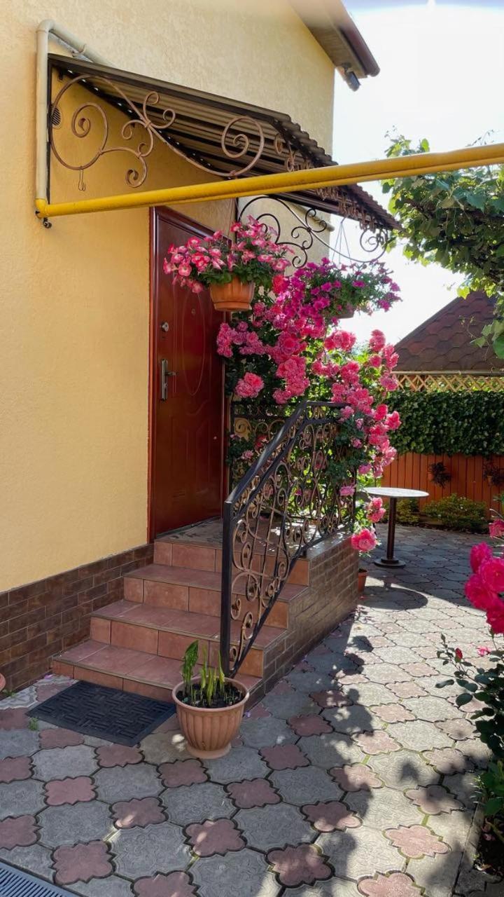 Квітковий Двір Golubinoye Esterno foto