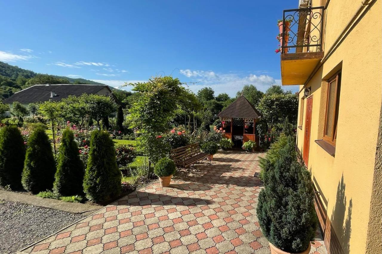 Квітковий Двір Golubinoye Esterno foto