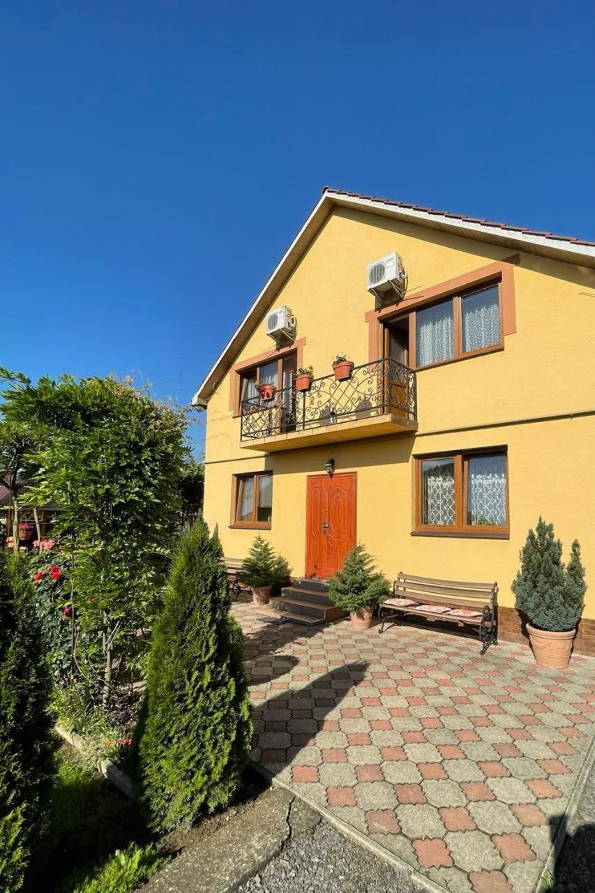 Квітковий Двір Golubinoye Esterno foto