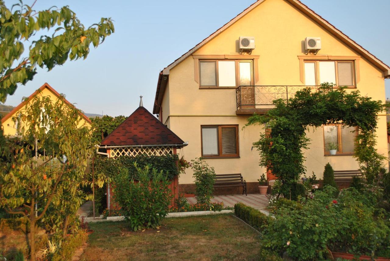 Квітковий Двір Golubinoye Esterno foto