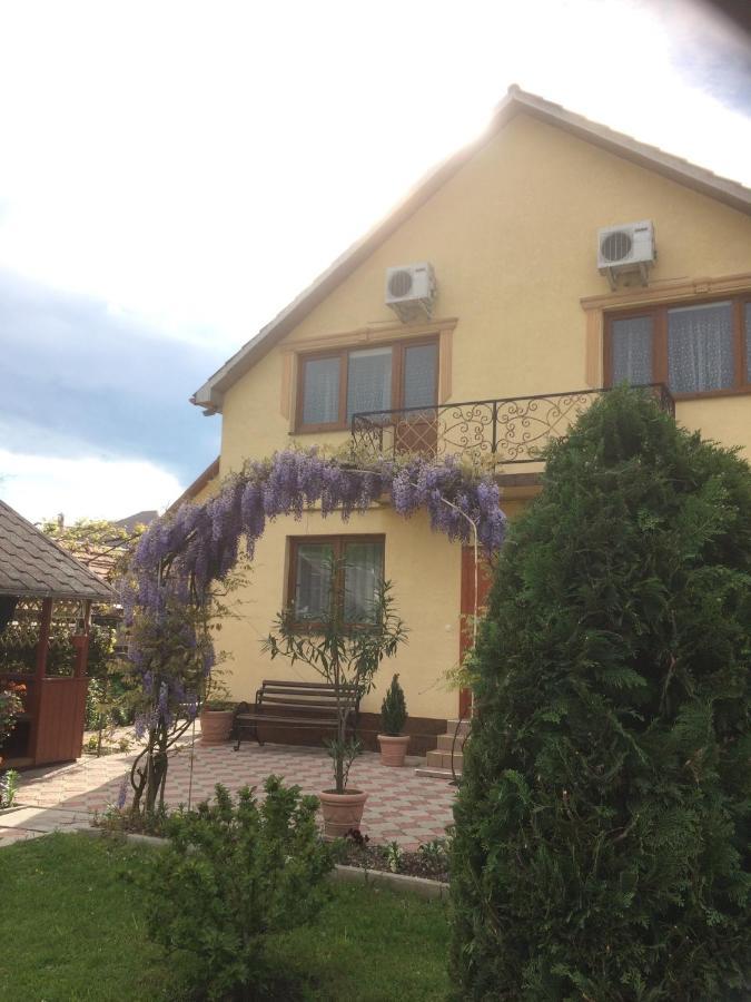 Квітковий Двір Golubinoye Esterno foto