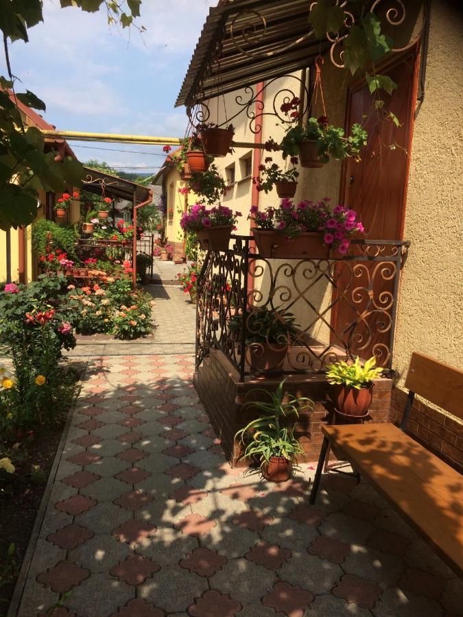 Квітковий Двір Golubinoye Esterno foto